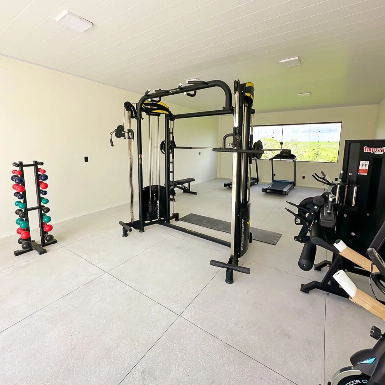 Academia equipada com aparelhos de musculação e esteira