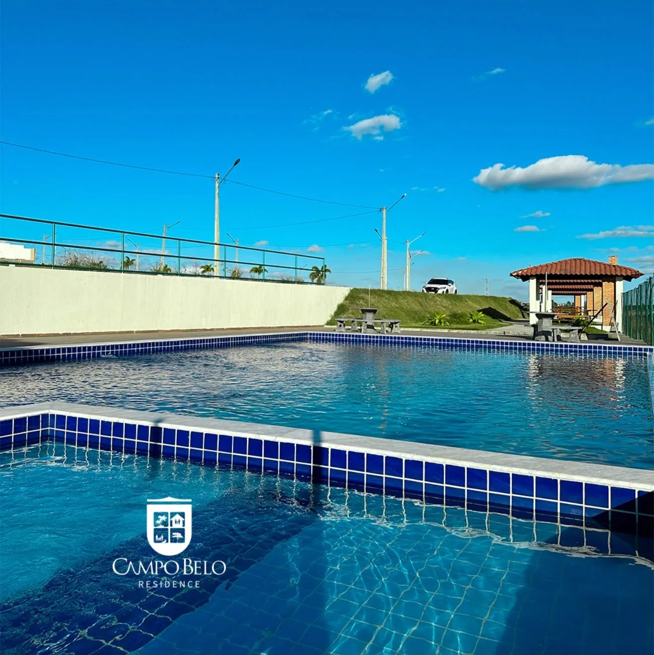 Piscina com solário no Campo Belo Residence